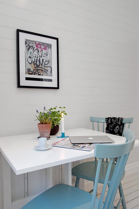 suelo de madera teñida de color claro sofa blanco ikea sillas de Ikea silla hormiga myre ant arne jacobsen silla 7 arne jacobsen nevera blanca retro láminas decoración originales diseño de interiores decoración pisos pequeños decoración nórdica decoración mini pisos decoración espacios pequeños decoración de interiores decoración de dormitorios cocina moderna reformada cocina blanca blog interiores nórdicos blog decoración nórdica blog decoración 