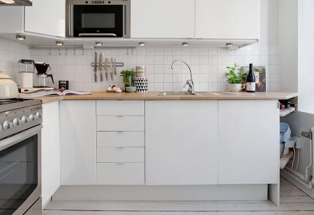 suelo de madera teñida de color claro sofa blanco ikea sillas de Ikea silla hormiga myre ant arne jacobsen silla 7 arne jacobsen nevera blanca retro láminas decoración originales diseño de interiores decoración pisos pequeños decoración nórdica decoración mini pisos decoración espacios pequeños decoración de interiores decoración de dormitorios cocina moderna reformada cocina blanca blog interiores nórdicos blog decoración nórdica blog decoración 