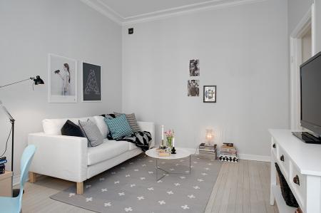 suelo de madera teñida de color claro sofa blanco ikea sillas de Ikea silla hormiga myre ant arne jacobsen silla 7 arne jacobsen nevera blanca retro láminas decoración originales diseño de interiores decoración pisos pequeños decoración nórdica decoración mini pisos decoración espacios pequeños decoración de interiores decoración de dormitorios cocina moderna reformada cocina blanca blog interiores nórdicos blog decoración nórdica blog decoración 