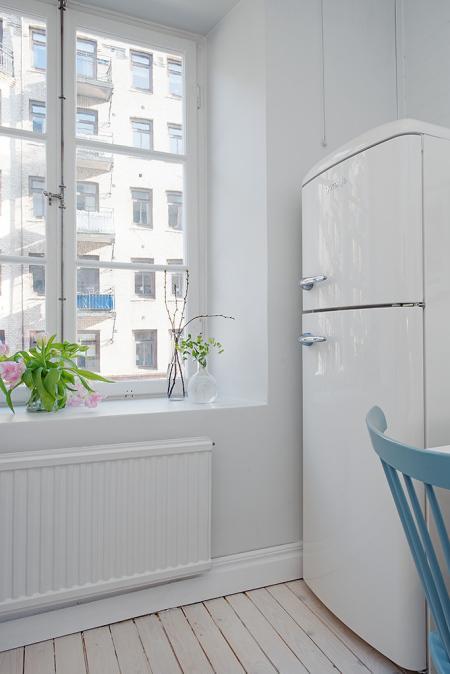 suelo de madera teñida de color claro sofa blanco ikea sillas de Ikea silla hormiga myre ant arne jacobsen silla 7 arne jacobsen nevera blanca retro láminas decoración originales diseño de interiores decoración pisos pequeños decoración nórdica decoración mini pisos decoración espacios pequeños decoración de interiores decoración de dormitorios cocina moderna reformada cocina blanca blog interiores nórdicos blog decoración nórdica blog decoración 