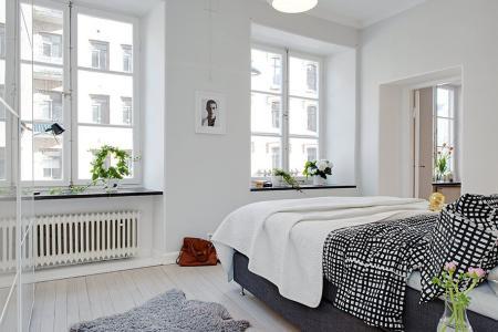 suelo de madera teñida de color claro sofa blanco ikea sillas de Ikea silla hormiga myre ant arne jacobsen silla 7 arne jacobsen nevera blanca retro láminas decoración originales diseño de interiores decoración pisos pequeños decoración nórdica decoración mini pisos decoración espacios pequeños decoración de interiores decoración de dormitorios cocina moderna reformada cocina blanca blog interiores nórdicos blog decoración nórdica blog decoración 