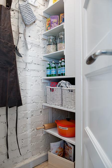 suelo de madera teñida de color claro sofa blanco ikea sillas de Ikea silla hormiga myre ant arne jacobsen silla 7 arne jacobsen nevera blanca retro láminas decoración originales diseño de interiores decoración pisos pequeños decoración nórdica decoración mini pisos decoración espacios pequeños decoración de interiores decoración de dormitorios cocina moderna reformada cocina blanca blog interiores nórdicos blog decoración nórdica blog decoración 