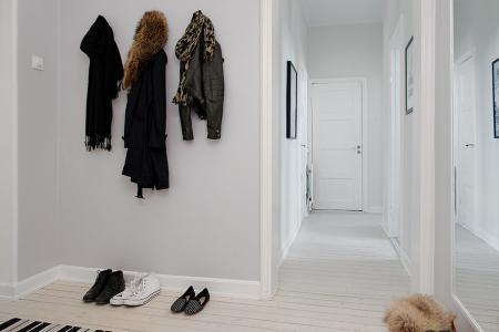 suelo de madera teñida de color claro sofa blanco ikea sillas de Ikea silla hormiga myre ant arne jacobsen silla 7 arne jacobsen nevera blanca retro láminas decoración originales diseño de interiores decoración pisos pequeños decoración nórdica decoración mini pisos decoración espacios pequeños decoración de interiores decoración de dormitorios cocina moderna reformada cocina blanca blog interiores nórdicos blog decoración nórdica blog decoración 