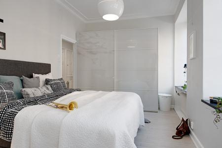 suelo de madera teñida de color claro sofa blanco ikea sillas de Ikea silla hormiga myre ant arne jacobsen silla 7 arne jacobsen nevera blanca retro láminas decoración originales diseño de interiores decoración pisos pequeños decoración nórdica decoración mini pisos decoración espacios pequeños decoración de interiores decoración de dormitorios cocina moderna reformada cocina blanca blog interiores nórdicos blog decoración nórdica blog decoración 