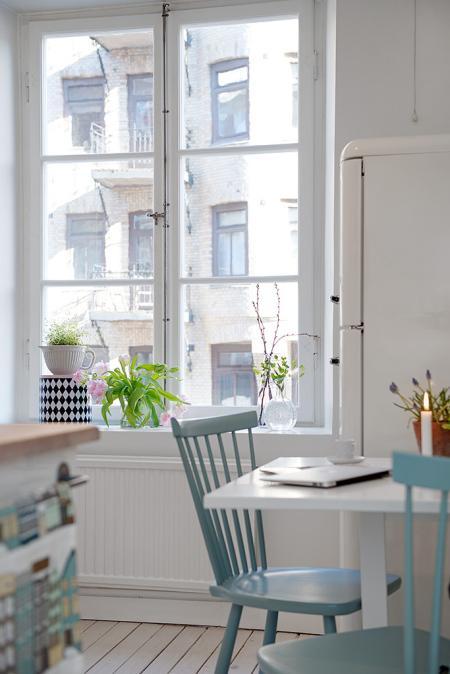 suelo de madera teñida de color claro sofa blanco ikea sillas de Ikea silla hormiga myre ant arne jacobsen silla 7 arne jacobsen nevera blanca retro láminas decoración originales diseño de interiores decoración pisos pequeños decoración nórdica decoración mini pisos decoración espacios pequeños decoración de interiores decoración de dormitorios cocina moderna reformada cocina blanca blog interiores nórdicos blog decoración nórdica blog decoración 