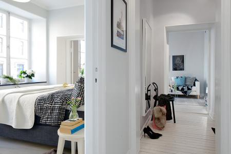 suelo de madera teñida de color claro sofa blanco ikea sillas de Ikea silla hormiga myre ant arne jacobsen silla 7 arne jacobsen nevera blanca retro láminas decoración originales diseño de interiores decoración pisos pequeños decoración nórdica decoración mini pisos decoración espacios pequeños decoración de interiores decoración de dormitorios cocina moderna reformada cocina blanca blog interiores nórdicos blog decoración nórdica blog decoración 