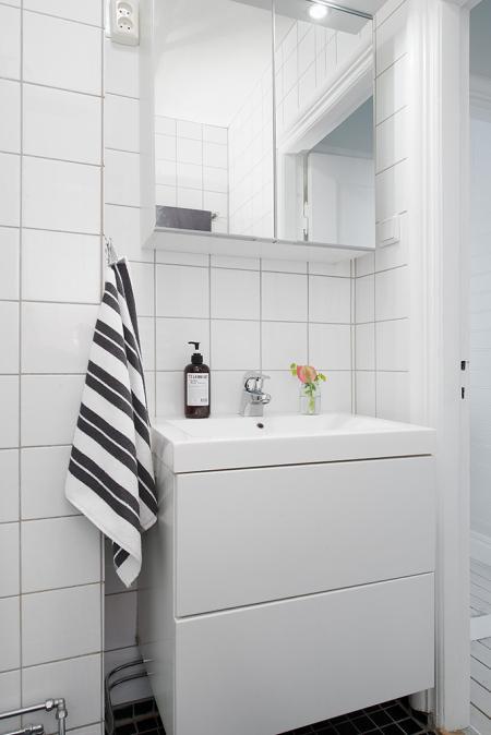 suelo de madera teñida de color claro sofa blanco ikea sillas de Ikea silla hormiga myre ant arne jacobsen silla 7 arne jacobsen nevera blanca retro láminas decoración originales diseño de interiores decoración pisos pequeños decoración nórdica decoración mini pisos decoración espacios pequeños decoración de interiores decoración de dormitorios cocina moderna reformada cocina blanca blog interiores nórdicos blog decoración nórdica blog decoración 