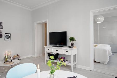 suelo de madera teñida de color claro sofa blanco ikea sillas de Ikea silla hormiga myre ant arne jacobsen silla 7 arne jacobsen nevera blanca retro láminas decoración originales diseño de interiores decoración pisos pequeños decoración nórdica decoración mini pisos decoración espacios pequeños decoración de interiores decoración de dormitorios cocina moderna reformada cocina blanca blog interiores nórdicos blog decoración nórdica blog decoración 