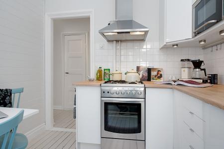 suelo de madera teñida de color claro sofa blanco ikea sillas de Ikea silla hormiga myre ant arne jacobsen silla 7 arne jacobsen nevera blanca retro láminas decoración originales diseño de interiores decoración pisos pequeños decoración nórdica decoración mini pisos decoración espacios pequeños decoración de interiores decoración de dormitorios cocina moderna reformada cocina blanca blog interiores nórdicos blog decoración nórdica blog decoración 