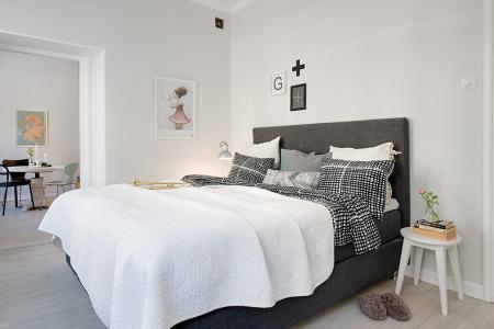 suelo de madera teñida de color claro sofa blanco ikea sillas de Ikea silla hormiga myre ant arne jacobsen silla 7 arne jacobsen nevera blanca retro láminas decoración originales diseño de interiores decoración pisos pequeños decoración nórdica decoración mini pisos decoración espacios pequeños decoración de interiores decoración de dormitorios cocina moderna reformada cocina blanca blog interiores nórdicos blog decoración nórdica blog decoración 