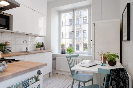 suelo de madera teñida de color claro sofa blanco ikea sillas de Ikea silla hormiga myre ant arne jacobsen silla 7 arne jacobsen nevera blanca retro láminas decoración originales diseño de interiores decoración pisos pequeños decoración nórdica decoración mini pisos decoración espacios pequeños decoración de interiores decoración de dormitorios cocina moderna reformada cocina blanca blog interiores nórdicos blog decoración nórdica blog decoración 