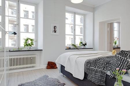 suelo de madera teñida de color claro sofa blanco ikea sillas de Ikea silla hormiga myre ant arne jacobsen silla 7 arne jacobsen nevera blanca retro láminas decoración originales diseño de interiores decoración pisos pequeños decoración nórdica decoración mini pisos decoración espacios pequeños decoración de interiores decoración de dormitorios cocina moderna reformada cocina blanca blog interiores nórdicos blog decoración nórdica blog decoración 