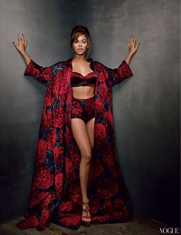 MAGAZINE: Beyoncé pone cara a VOGUE!