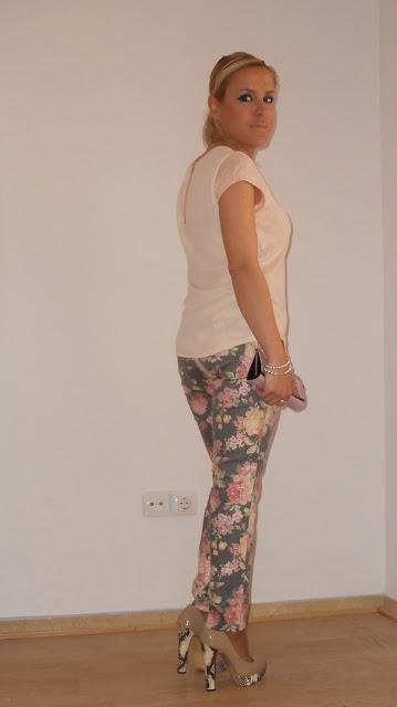 Pantalón estampado & camiseta básica