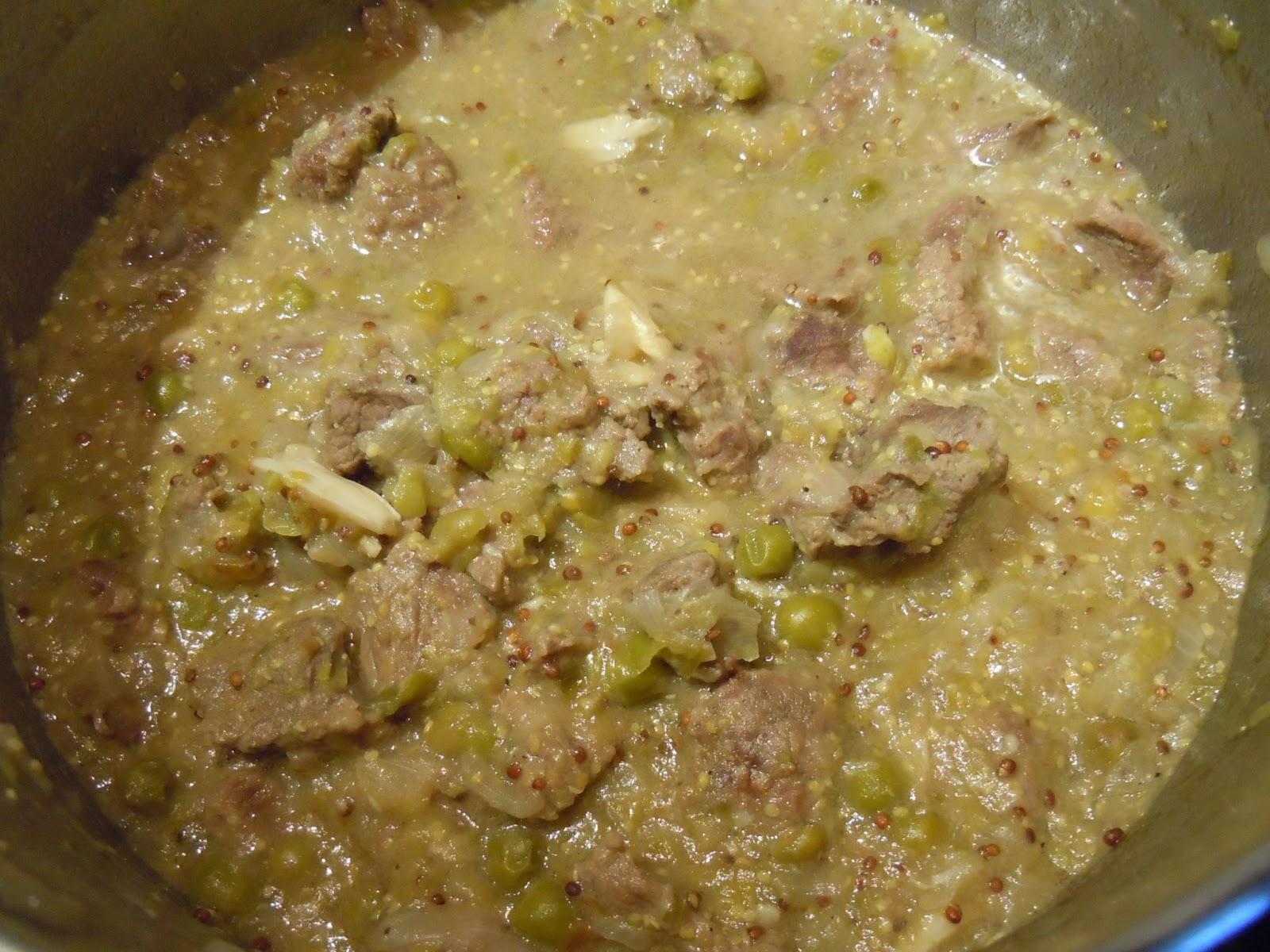 Ternera guisada con guisantes y mostaza en grano