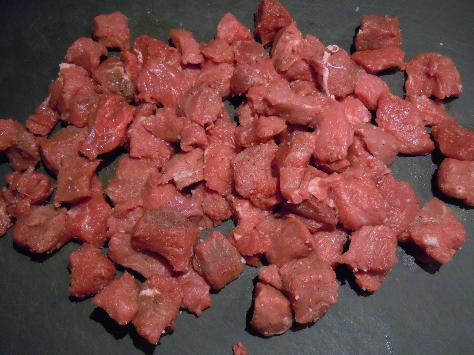 Ternera guisada con guisantes y mostaza en grano