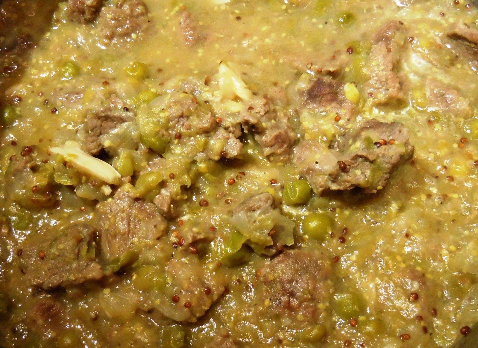 Ternera guisada con guisantes y mostaza en grano