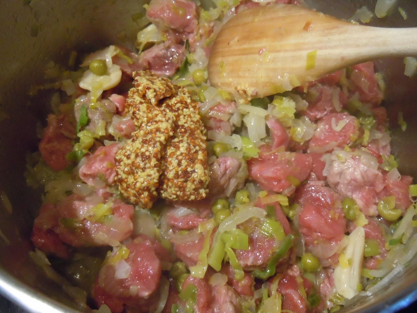 Ternera guisada con guisantes y mostaza en grano