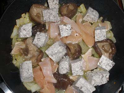 Arroz Blanco con Curry, Setas, Pollo y Tofu