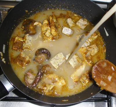 Arroz Blanco con Curry, Setas, Pollo y Tofu