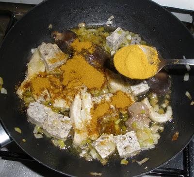 Arroz Blanco con Curry, Setas, Pollo y Tofu