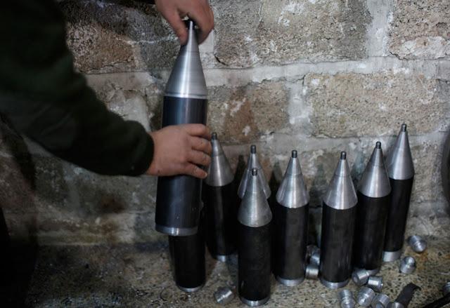 Cohetes fabricados en un taller en Aleppo