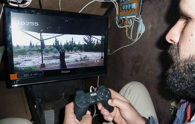 Rebelde sirio manejando un arma ocn un joystick