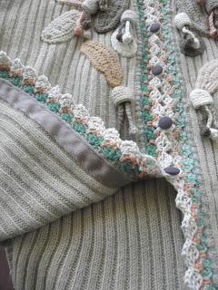 CHAQUETA CON APLIQUES DE GANCHILLO