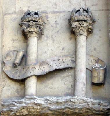 Columnas de Hércules en piedra, reproducidas en el escudo de España