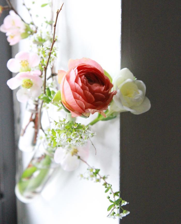 Cómo colgar jarrones en la pared con flores frescas