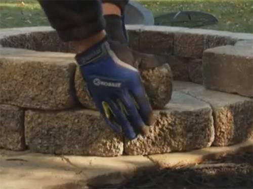 hacer-la-base-decorativa-del-pozo-con-piedra