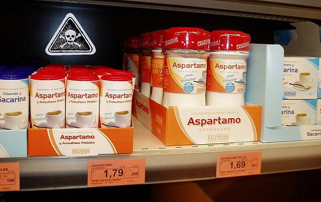 Aspartame, o doce veneno.  Primeira parte: uma aprovação interessada