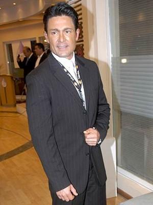 Fernando Colunga graba telenovela con muletas