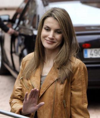 Dña. Letizia visita al Rey vestida de motera