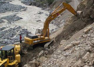 RECUPERACIÓN DE CARRETERAS EN YAUYOS SUPERA EL 50% DE AVANCE…