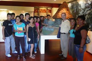 ALUMNOS DEL PROGRAMA NOPOKI (UCSS-ATALAYA) EN EL MUSEO NACIONAL DE ARQUEOLOGÍA, ANTROPOLOGÍA E HISTORIA DEL PERÚ