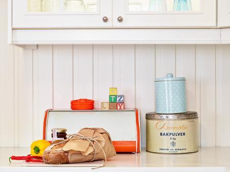 vintage sofá chaiselong redondo sillas tulip blanco sillas mesas retro revestimiento madera paredes reciclaje decoración pizarra con nombres arte decoración piso retro decoración panelado de madera blanca decoración objetos retro muebles nórdicos mueble bar retro diseño danés 50 60 flores decoración tulipantes Decorar con objetos de segunda mano decoración vintage decoración retro decoración nórdica decoración letras madera decoración en blanco decoración de los 70 decoración cajas tarros botes cuadro sueco de los ojos cocina blanca retro casita del pueblo decoración casita de la playa decoración botes metal retro botes antiguos de metal blog interiores blog decoración nórdica blog decoración artículos hogar nórdicos 