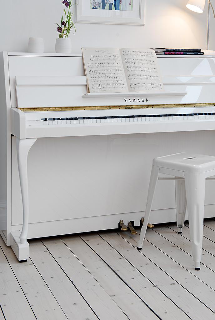 Un piano blanco en un salón nórdico