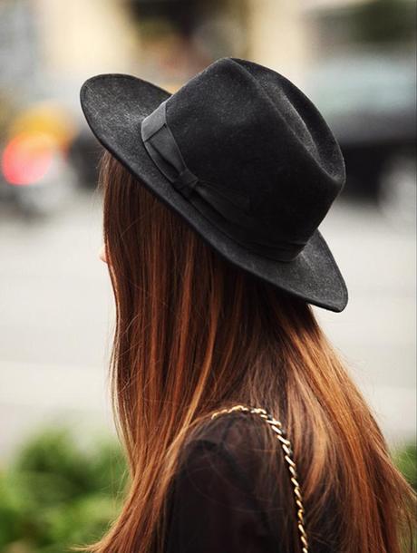 un sombrero negro, el complemento perfecto