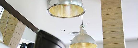 Las lámparas industriales toman los espacios vintage