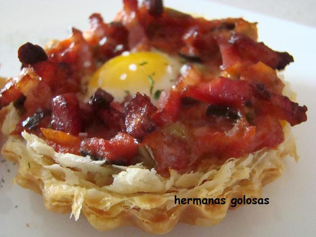 TARTALETAS DE HOJALDRE CON PISTO, BACON Y HUEVO DE CODORNIZ