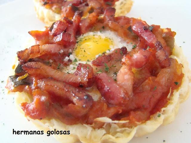TARTALETAS DE HOJALDRE CON PISTO, BACON Y HUEVO DE CODORNIZ
