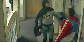 disfrazado de Batman captura a ladron