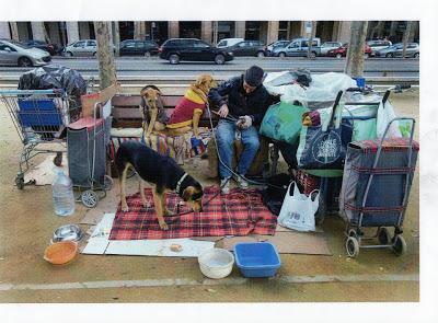 OS SUPLICO 1€..Este caso me ha partido el alma. Manu y sus perris en la calle..PRECIOSO!! (Barcelona)