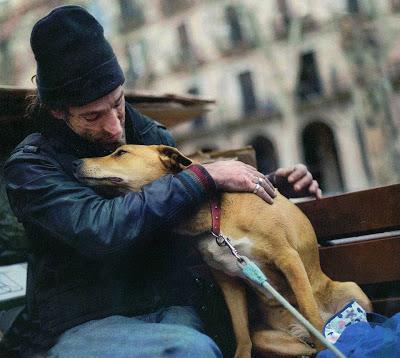 OS SUPLICO 1€..Este caso me ha partido el alma. Manu y sus perris en la calle..PRECIOSO!! (Barcelona)