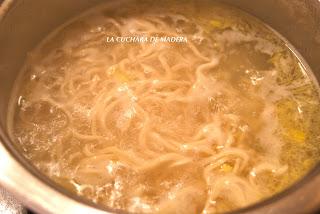 PIMIENTOS RELLENOS DE PATO, VERDURAS Y FIDEOS CHINOS