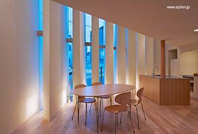 Comedor con vista a través de la fachada