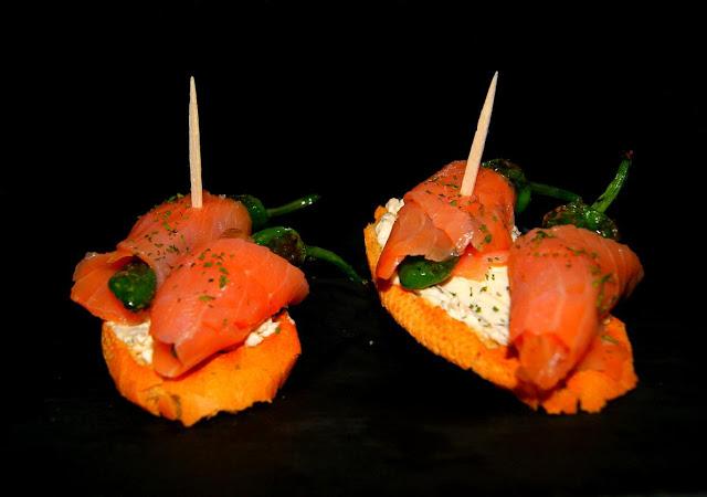 Pintxo de Queso Kiri, Salmon ahumado y Pimientos del padron