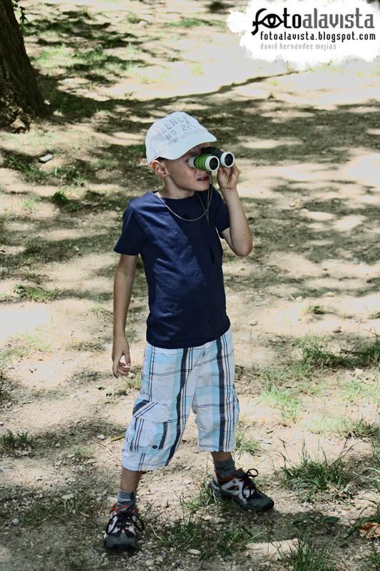 Pequeño observador con prismáticos