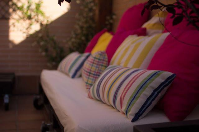 DIY: Cómo se hace una mesa y unos sofás de Palets por Amaya